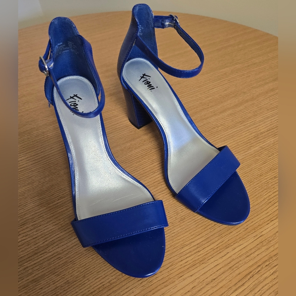 Womens Fiori size 9 royal blue dress sandals